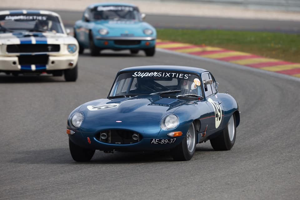 SuperSixties Spa Roland Zoomers in back on track in his beautifully restored Jaguar E type photo credits Senten Images